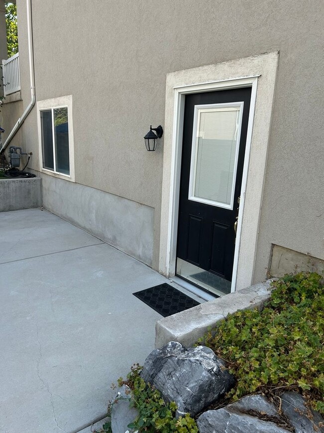 Building Photo - Don't miss out on this gorgeous and spacious basement apartment. It will go fast!!