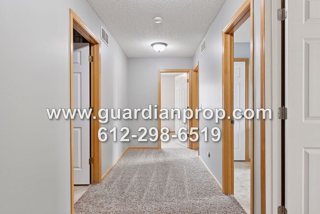 Building Photo - End Unit Townhouse Available Now, Open Floor Plan, Fireplace, Patio, Large Primary Suite