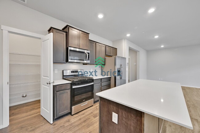 Building Photo - Modern 4-Bedroom Home in Rainier Ridge