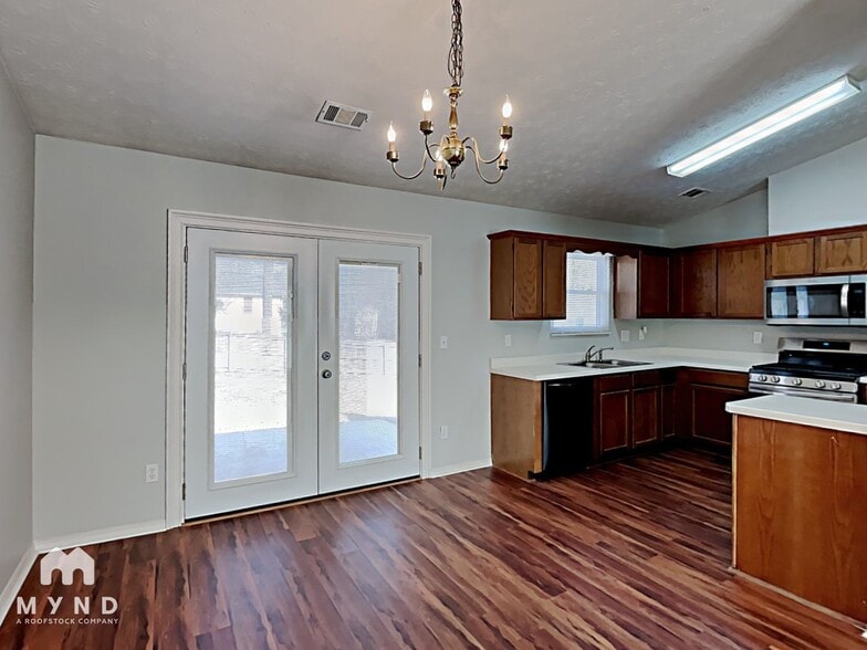 Building Photo - 6454 Eastbriar Dr