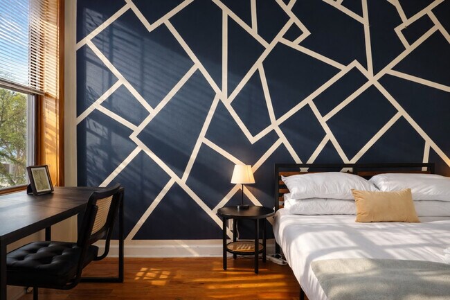 Building Photo - 906 N Damen Ave