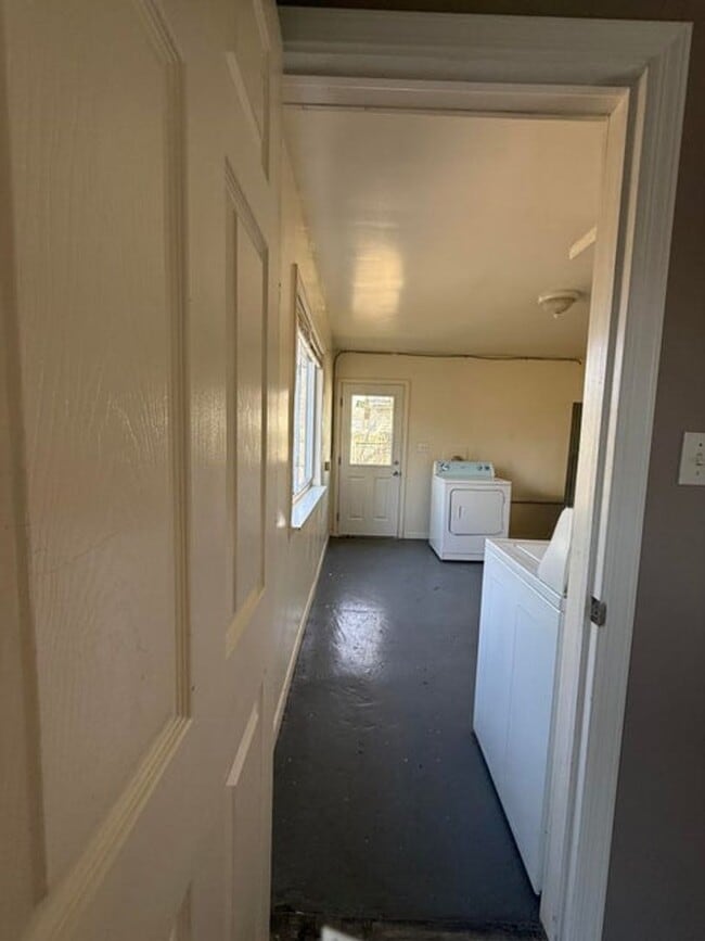 Building Photo - 633 Bagley Ave