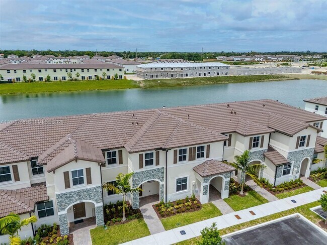 Building Photo - 2796 SE 26th Ave