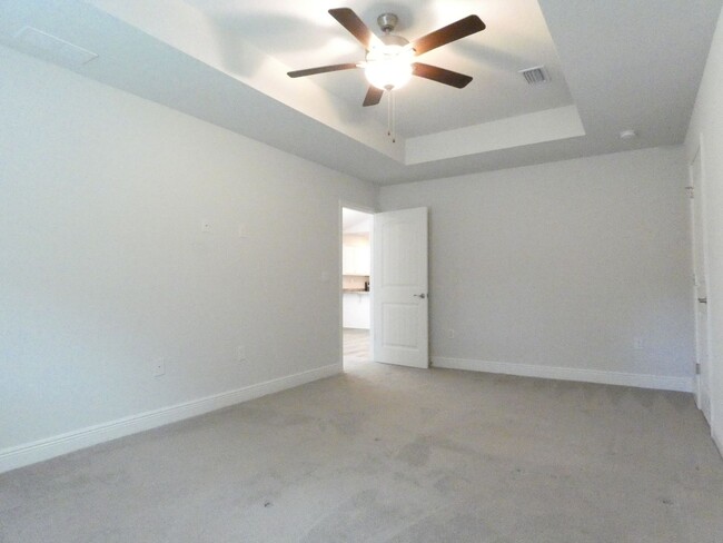 Building Photo - Prime Pensacola Location