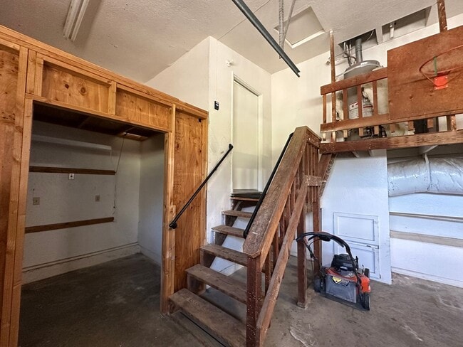 Building Photo - Gorgeous Multilevel 4 Bedroom 2.5 Bathroom Home on Acreage