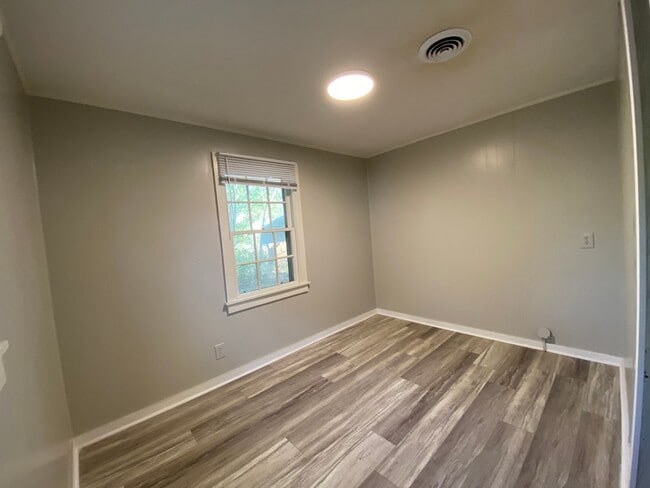 Building Photo - 202 Francis St W