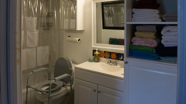 Building Photo - 4016 Lincoln A