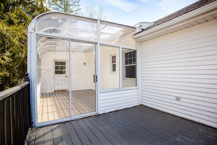 Building Photo - 198 Valley Rd