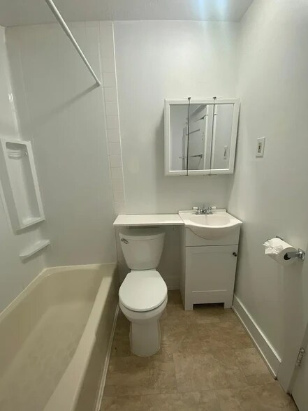 Building Photo - 729 E Linden Ave