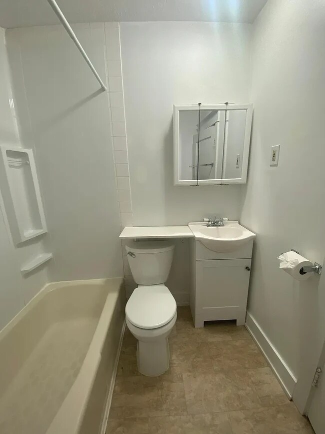 Building Photo - 729 E Linden Ave