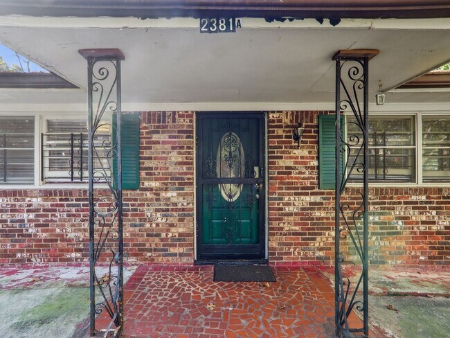 Building Photo - 3 Bedroom Duplex in Decatur