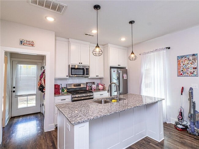 Building Photo - 2 bedroom 1. 5bath upscale modern living n...