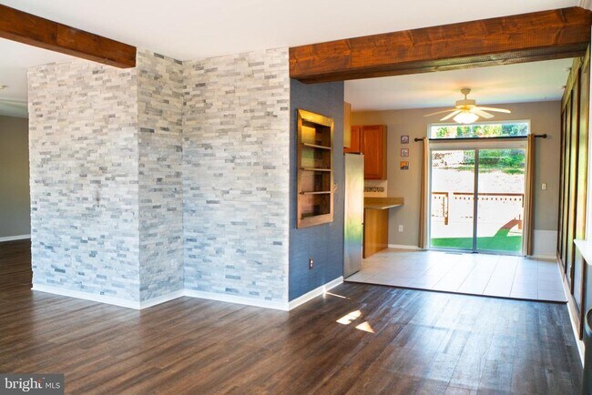 Building Photo - 102 Thomas Ln