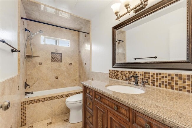 Building Photo - Four Bedroom in Oak Hill Oaks