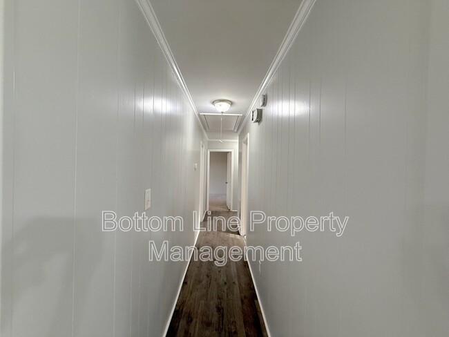 Building Photo - 462 S Heckle Blvd