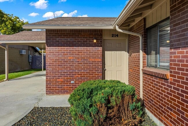 Building Photo - Large and Luxurious 2 Bed unit with giant yard, Pet Friendly, covered parking, washer and dryer i...