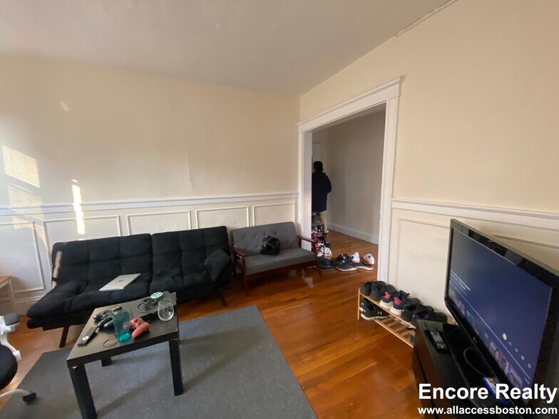 Building Photo - 208 Kelton St