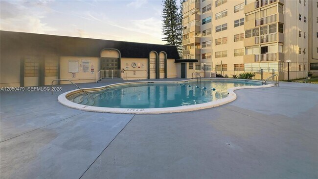 Building Photo - 16450 Miami Dr