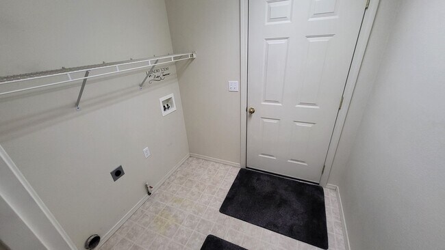 Building Photo - 562 NE Negus Loop