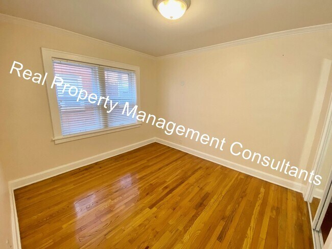 Building Photo - 2-Bed Apartment Close to the Plaza