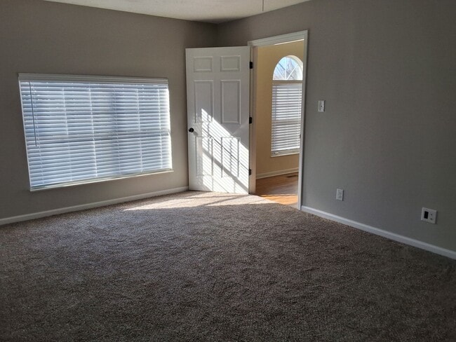 Building Photo - Strawberry Plains, 37871 - 3 bedroom, 2 bath home - Contact Sharon Arnwine (865) 313-7215