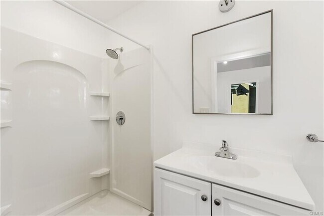 Building Photo - 552 N Cambridge St