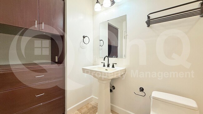 Building Photo - 3821 S Kenwood Ln