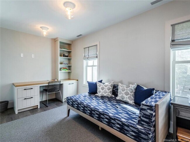 Building Photo - 126 River Rd