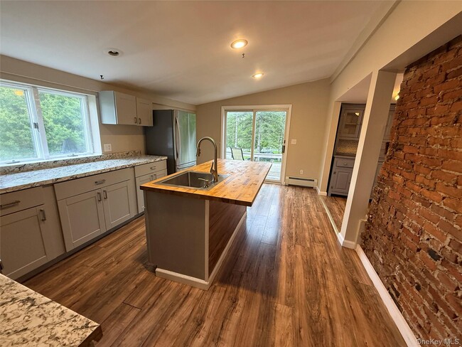 Building Photo - 10 Crans Rd