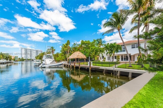 Building Photo - 552 Palm Dr