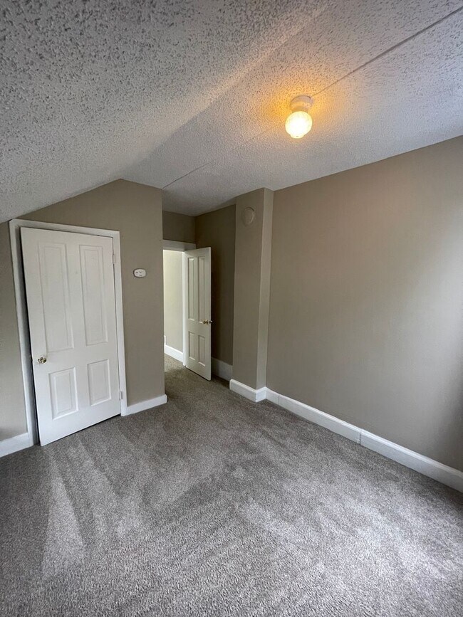 Building Photo - 818 N Corona St