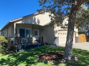 Building Photo - Single Level Charmer, SE Bend Established ...