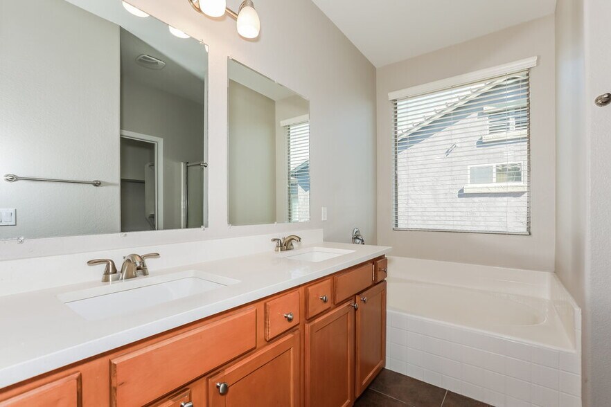 Building Photo - 3826 E Fairview St