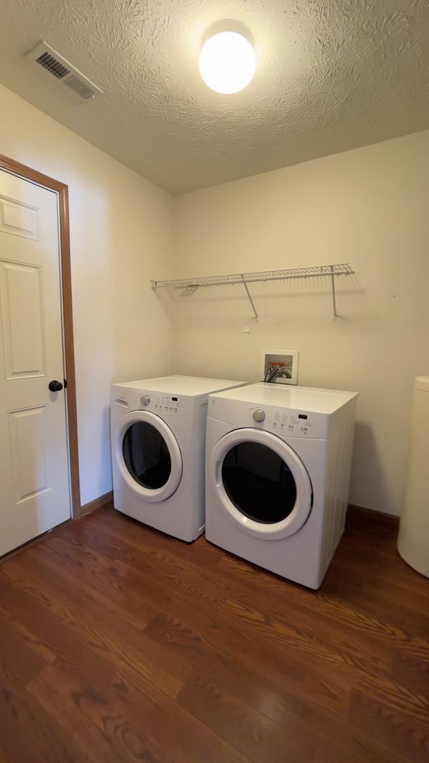 Building Photo - Charming 3BR/2BA Home in Brittany Chase with Fenced Yard & Fireplace