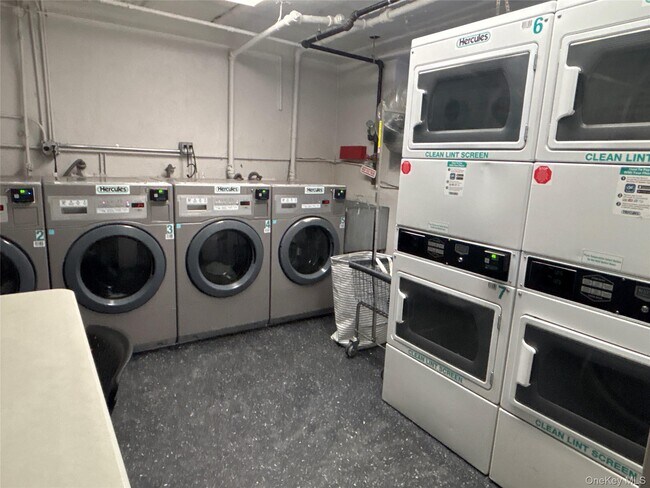 Building Photo - 50 S Middle Neck Rd