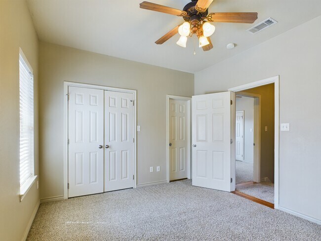 Building Photo - 422 Forest Dr Loop
