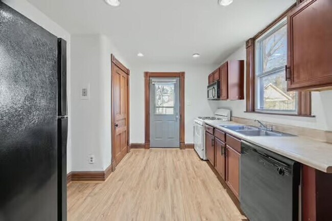 Building Photo - CHEVIOT:  Adorable 2+ bed 1.5 bath 2 story w 2 car garage
