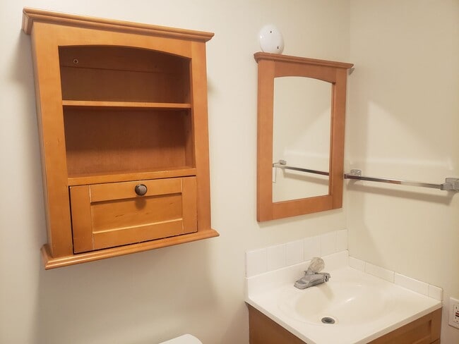 Building Photo - Charming Cottage in Woodburn with Large Yard!