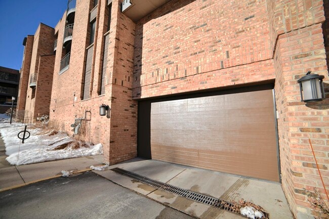 Building Photo - 1906 E Shorewood Blvd