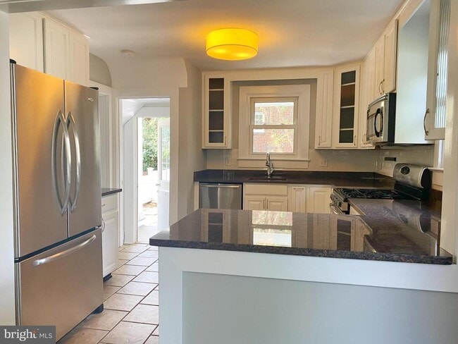 Building Photo - 432 E Luray Ave