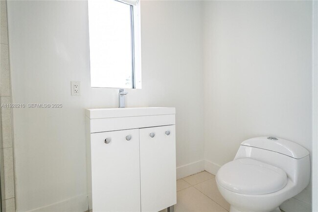 Building Photo - 1985 Bay Dr