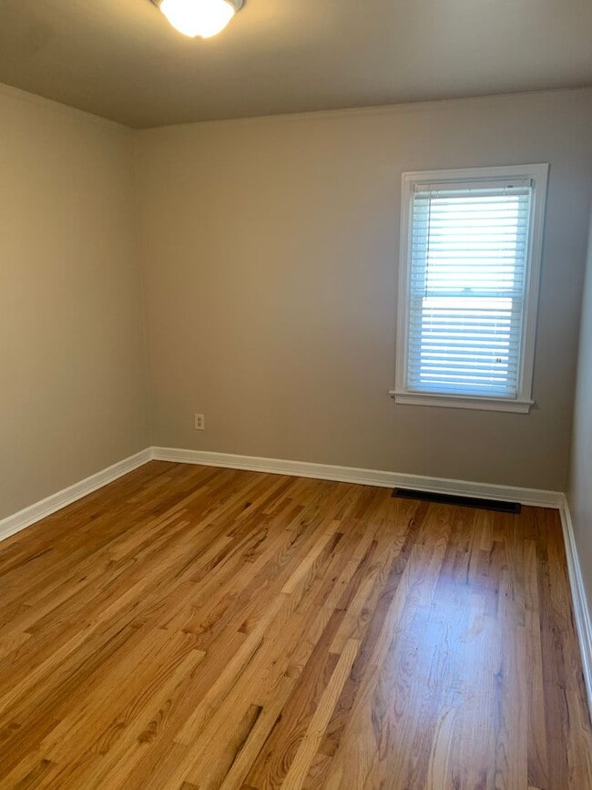 Building Photo - 2 BEDROOMS PLUS 2 BONUS ROOMS, 2 BATHROOM SINGLE FAMILY HOME WITH 1 CAR GARAGE
