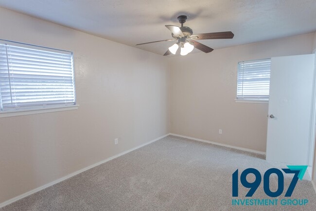 Building Photo - 1127 Berwyck Dr