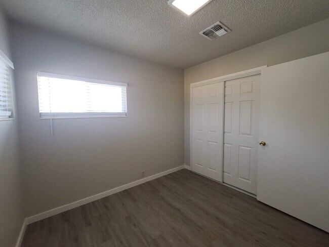 Building Photo - Remodeled 2 bedroom near Midtown