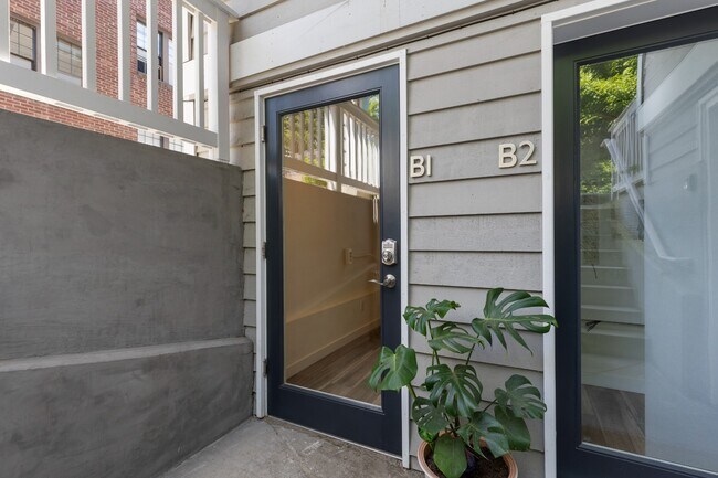 Building Photo - Newly Renovated 1 Bedroom Apartment in Hea...