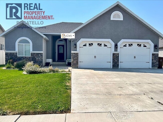 Primary Photo - Beautiful 6 Bedroom 3 Bath house - 2 Car Garage - 6 month lease