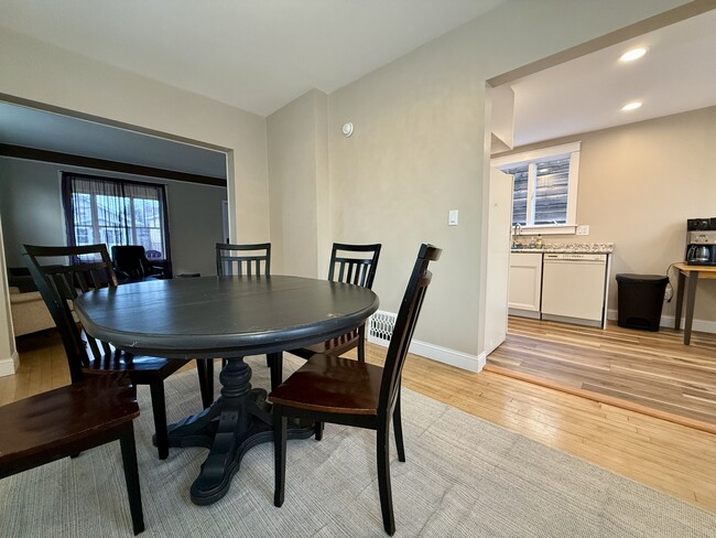 Dining Room with table for 6 - 922 N 14th Ave E