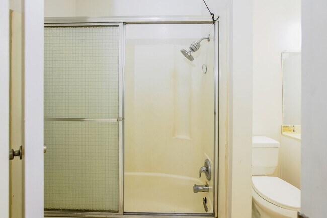 Building Photo - Great 1 Bedroom Condo in Long Beach!