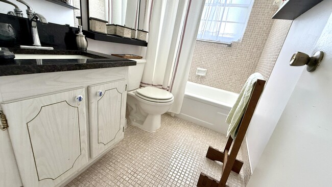 Building Photo - 361 Tilford Q