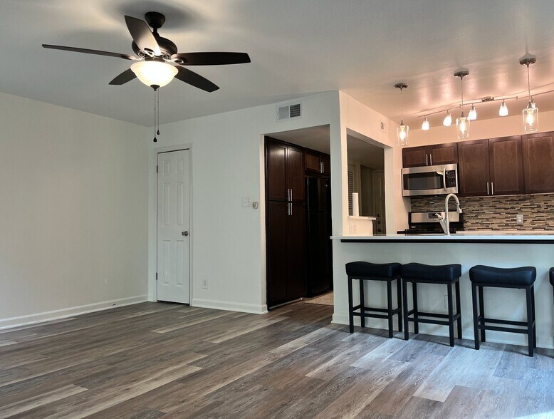 Building Photo - 3431 N Hills Dr